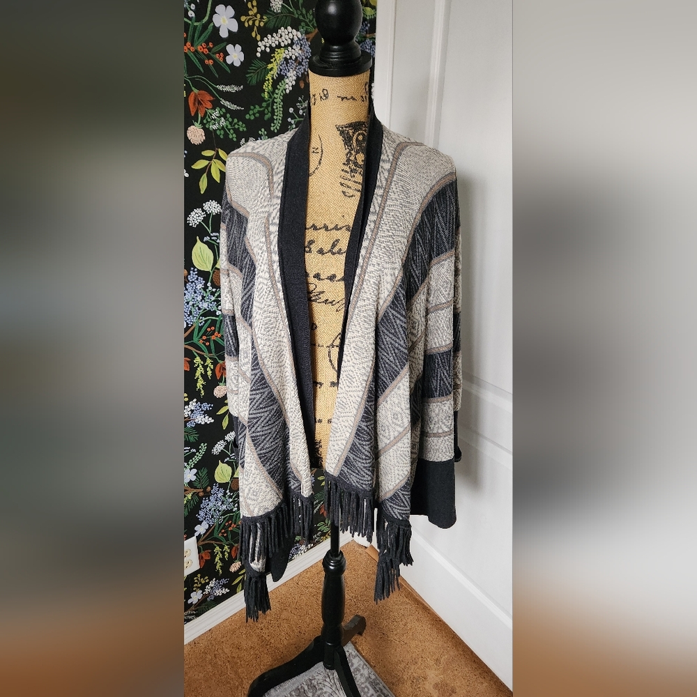 Women's Black and Gray Patterned Sweater
